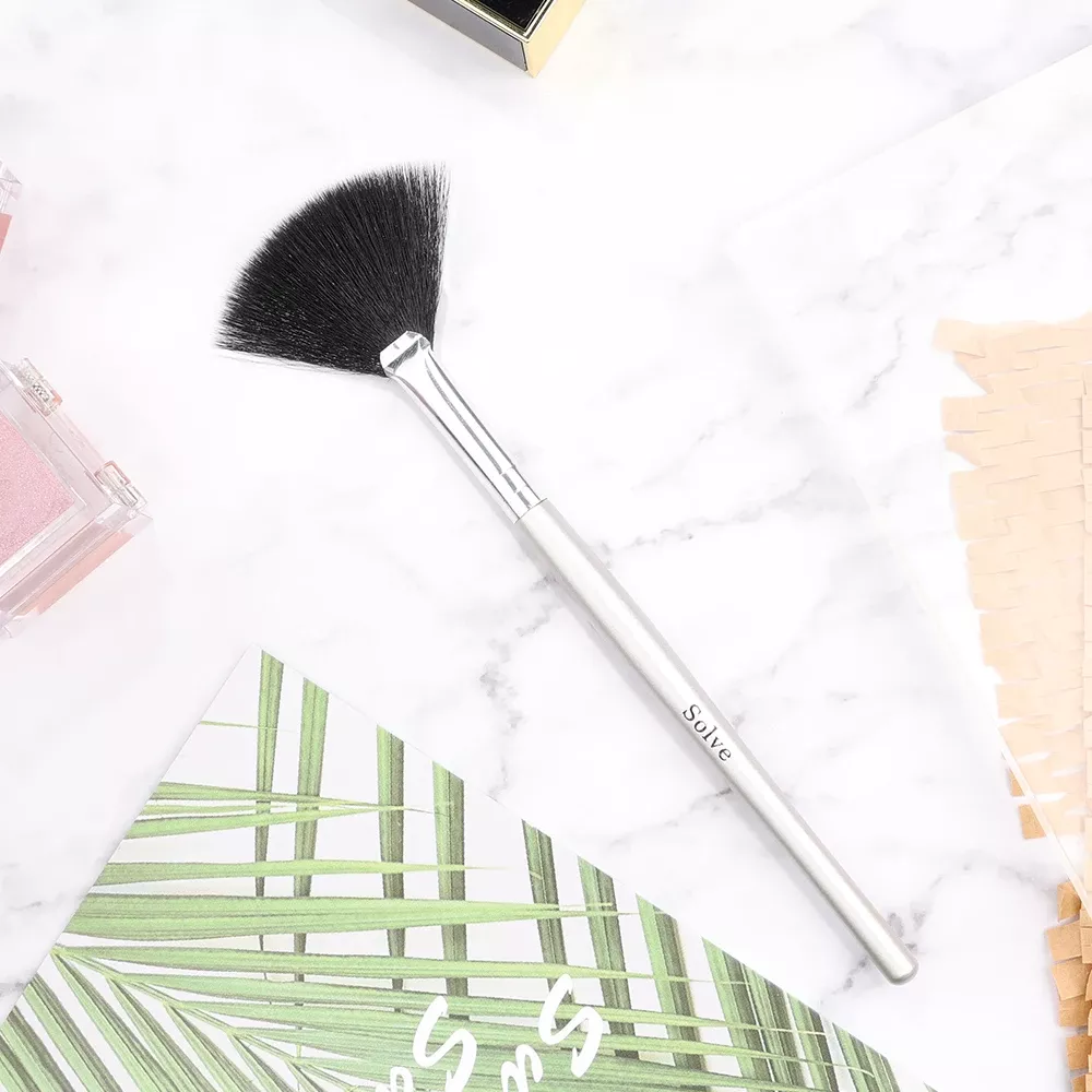 Slanted Contour & Blush Makeup Brush - Image 6