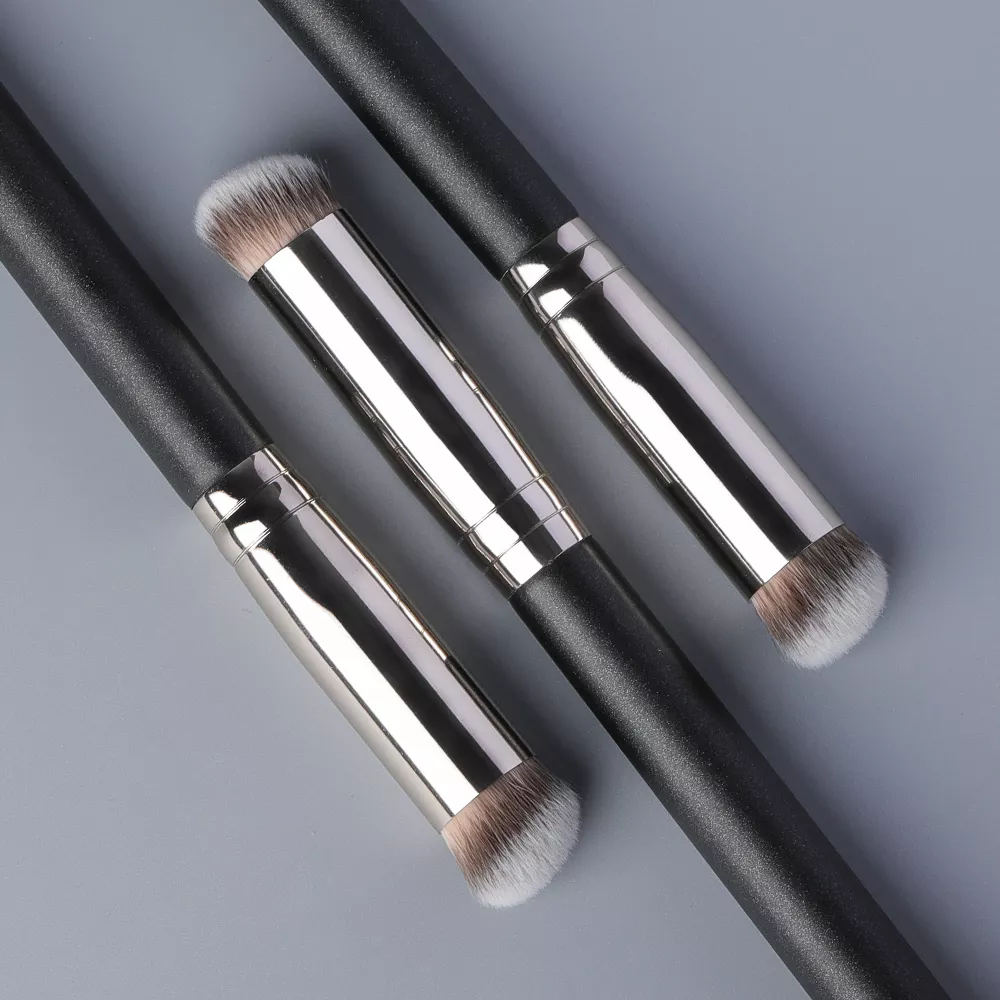 Small Angled Full Coverage Concealer Makeup Brush - Image 4